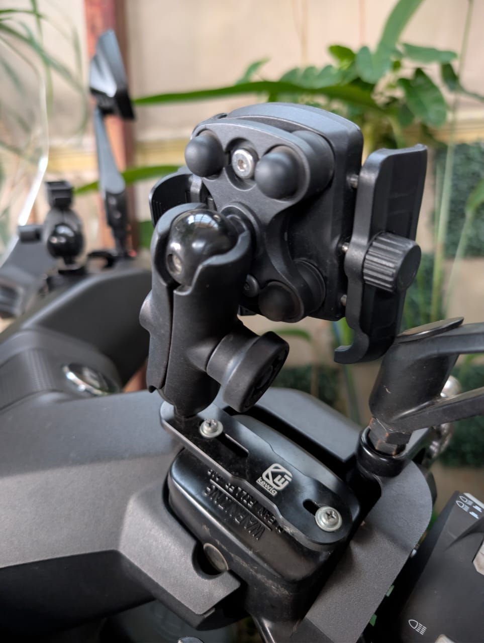 KEWIG M8SP phone holder terpasang pada motosikal