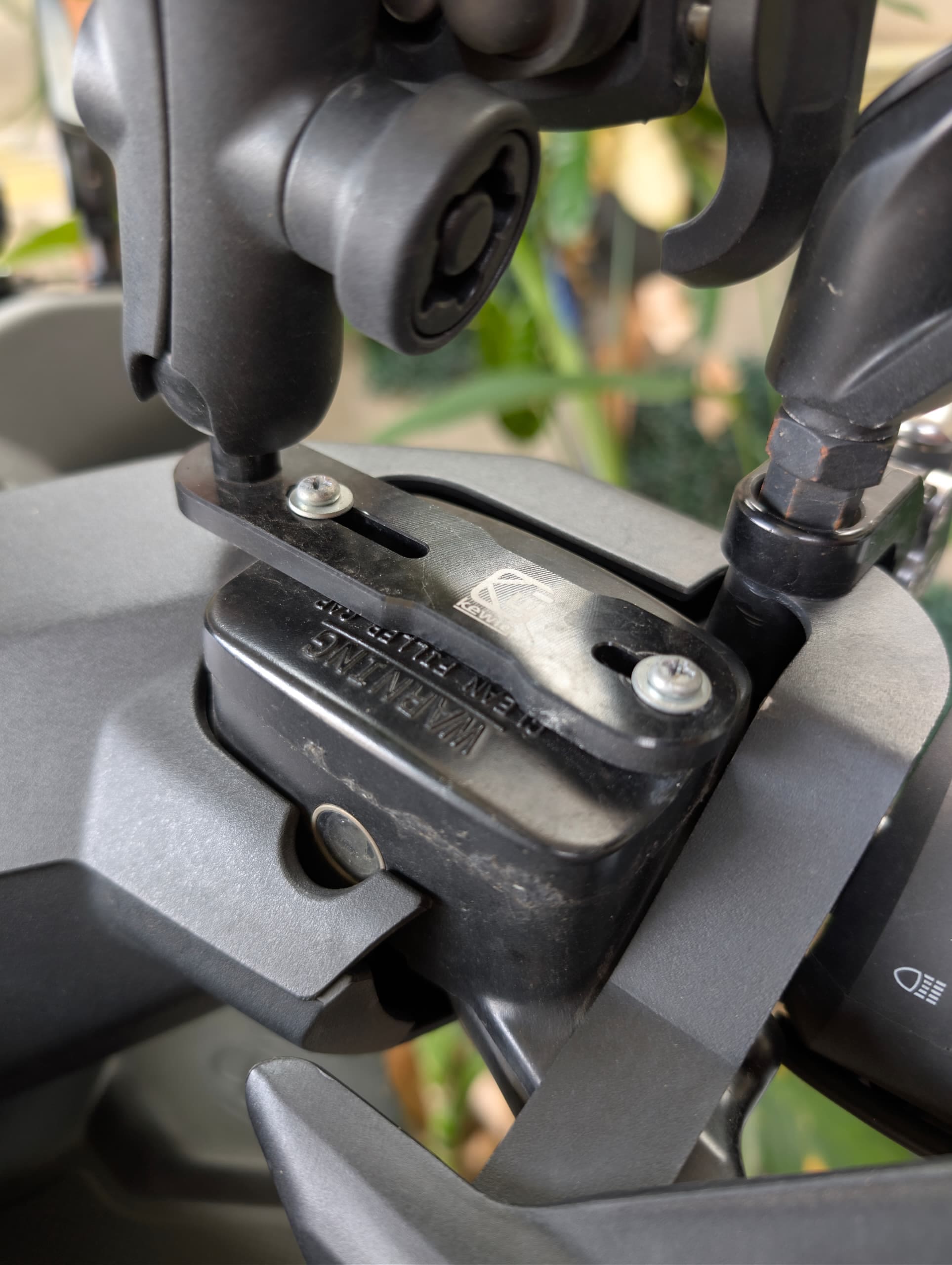 Dekat mount base 1 inci ball dengan lengan soket pada Fortress 350