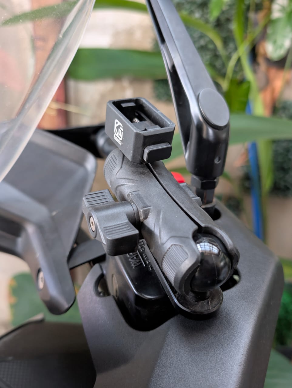 KEWIG R22A dengan action camera terpasang pada motosikal